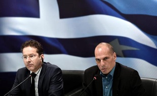 Le chef de l'Eurogroupe Jeroen Dijsselbloem (g) et le ministre grec des Finances Yanis Varoufakis (d) lors d'une conférence de presse le 30 janvier à Athènes