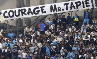 Les supporters de l'OM encouragent Bernard Tapie.