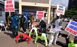 Des athlètes kenyans manifestent devant le siège de la fédération, le 23 novembre 2015 à Nairobi.