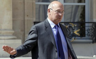Le ministre du Travail, Michel Sapin, a indiqué jeudi sur LCI qu'une hausse de la rémunération des heures supplémentaires pourrait être une contrepartie possible à la fin des avantages consentis aux heures supplémentaires.