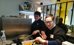 Emmanuel, jeune trisomique, apporte exceptionnellement son aide en cuisine.