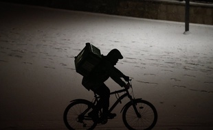 Illustration d'un livreur à vélo.