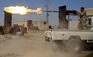 Un combattant turque dans la ville de Ras al-Ain au nord de la Syrie