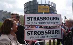 Les membres du parti centriste français UDI souhaitent le maintien du parlement européen à Strasbourg et ont symboliquement planté un panneau d'entrée de ville devant le bâtiment du Parlement européen. Strasbourg avril 2014.