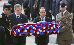 François Hollande et le président polonais Bronislaw Komorowski déposent une gerbe sur la tombe du soldat inconnu, à Paris, le 8 mai 2013.