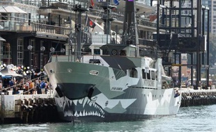 L'association de lutte contre la pêche à la baleine Sea Shepherd a accusé lundi de "lâcheté" le gouvernement australien, pour n'avoir proposé qu'une surveillance aérienne de l'océan Austral, où écologistes et baleiniers japonais sont en conflit.