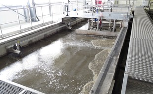 Une station d'épuration pour le traitement des eaux usées. (Illustration)