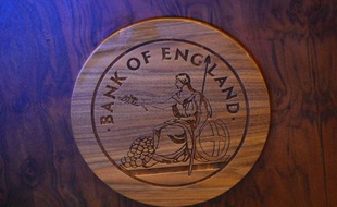 La Banque d'Angleterre (BoE) devrait maintenir jeudi son taux directeur avant de modifier probablement sous peu ses orientations de politique monétaire alors que le chômage baisse plus rapidement que prévu en Grande-Bretagne.