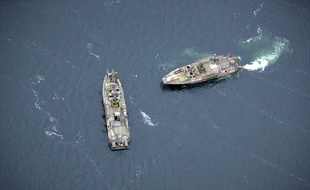 Deux navires suédois à la recherche d'un sous-marin étranger dans les eaux autour de Stockholm, le 19 octobre 2014.