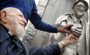 L'Abbé Pierre a laissé un testament très précis, prévoyant notamment la protection légale du nom "Abbé Pierre" et l'organisation de ses funérailles, selon Bernard Violet, biographe (éditions Fayard) du fondateur d'Emmaüs mort lundi matin.