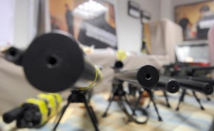 A Marseille, la question de la circulation des armes refait surface à chaque nouvel accès de violences, ou à chaque nouvelle saisie, comme celle réalisée lundi. Magistrats, policiers et experts le constatent : l'accès aux armes de guerre - dont l'emblématique kalachnikov - est plus facile qu'il y a quelques années et leur utilisation plus fréquente.
