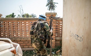 Un Casque bleu à Bangui, le 13 décembre 2015