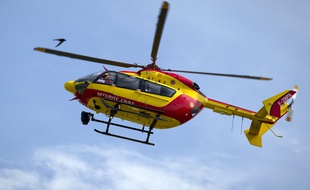 Un hélicoptère de la sécurité civile est intervenu pour porter secours à la famille.