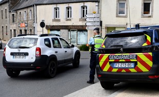 Les gendarmes en mission de surveillance à Plouaret, dans les Côtes-d'Armor, où sera retrouvé le petit Dewi, avec son père soupçonné d'enlèvement.
