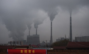 Une centrale à charbon en fonctionnement le 19 novembre 2015 à Datong en Chine. Atteindre la neutralité carbone en 2050 nécessitera de se passer au plus vite de cette énergie. 