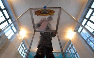 Le parti du président kazakh Noursoultan Nazarbaïev a été déclaré lundi vainqueur des élections législatives à l'issue desquelles deux partis officiellement d'opposition mais considérés proches du régime entrent pour la première fois au Parlement de ce pays d'Asie centrale.