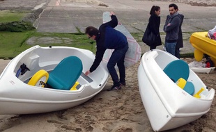 Florent, Rémy, Vincent et Katie vont traverser la Manche en pédalos.
