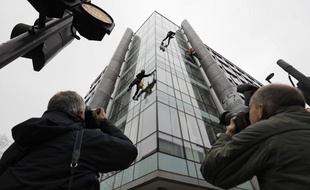 Des photographes devant le siège de Cambridge Analytica à Londres (image d'illustration).
