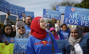 Des musulmans manifestent en Floride contre les propositions de Donald Trump avec des pancartes « les musulmans pour la paix ».