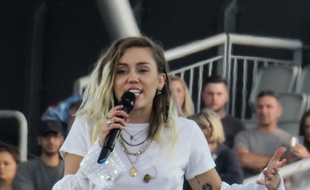 La chanteuse Miley Cyrus sur scène à Manchester.