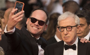 Woody Allen en pleine séance selfie lors de la montée des marches de «L'Homme irrationnel» à Cannes, le 16 mai 2015.
