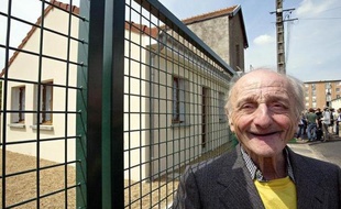 Paul Voise, dont le visage tuméfié devant sa maison incendiée avait fait le symbole de l'insécurité en France en 2002 juste avant l'élection présidentielle, est mort dimanche à l'âge de 82 ans, a-t-on appris mardi auprès de la maison de retraite où il résidait.