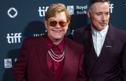 Elton John a transformé ses rotules en bijoux en or
