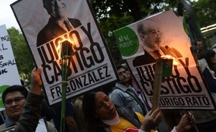 Plusieurs centaines de manifestants ont défilé samedi à Madrid contre "l'impunité financière", brandissant des pancartes réclamant "jugement et châtiment" pour les responsables de la débâcle financière de l'Espagne.
