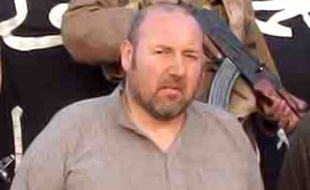 Photo non datée de Serge Lazarevic aux mains de ses ravisseurs.