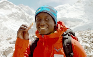 Ahmed Sylla tout en sourire et tout en haut de l'affiche du film «L'Ascension»