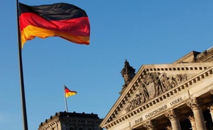 L'économie allemande va croître de 3,7% cette année et de 2,2% l'an prochain, tandis que le déficit public devrait tomber à 2,4% en 2011, ont pronostiqué mercredi cinq économistes influents, ajoutant leur voix à un concert de prédictions de plus en plus optimistes