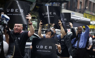 Des chauffeurs Uber manifestent à New York (Etats-Unis) le 28 mai 2015.