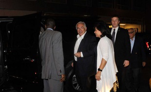 Dominique Strauss-Kahn et Anne Sinclair sortent d'un restaurant, à New York, le 1er juillet 2011.