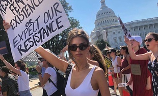 L'actrice et mannequin Emily Ratajkowski lors de la manifestation contre la nomination de Brett Kavanaugh