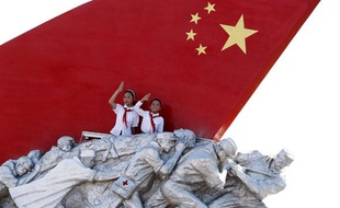 Des slogans proclamaient «Vive la pensée Mao Zedong» ou «Soutenir la théorie de Deng Xiaoping», tandis que sur la place, des panneaux soutenus par 80.000 écoliers permettaient d'en lire d'autres, comme «Le socialisme est bon».