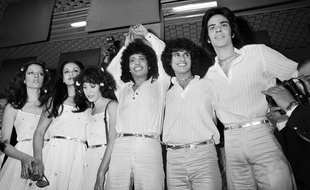 Izhar Cohen entouré du groupe Alphabeta après leur victoire à l'Eurovision 1978.