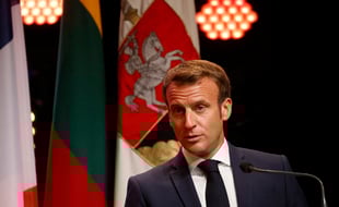 En déplacement en Lituanie, Emmanuel Macron a reçu la leader de l'opposition biélorusse et lui a assuré son soutien.