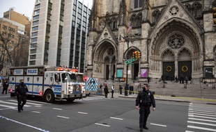 La police de New York bloque l’accès à la cathédrale St. John the Divine, le 13 décembre 2020.