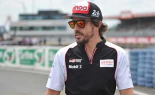 Fernando Alonso sur le circuit du Mans, avant de disputer la célèbre course de 24 Heures.
