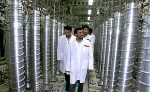 Le président iranien, Mahmoud Ahmadinejad, visite une usine d'enrichissement d'uranium, sur le site de Natanz, le 8 avril 2008.