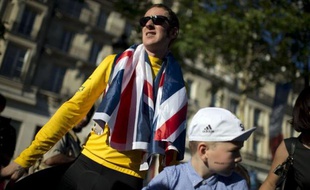 La tante de Bradley Wiggins a déclaré mardi qu'elle espérait que toute la publicité faite autour de la victoire de son neveu dans le Tour de France ferait émerger de nouvelles informations sur la mort mystérieuse du père de Wiggins en 2008.