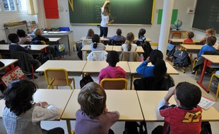 Illustration école primaire, élèves et professeur.