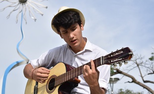 Un jeune homme en train de chanter