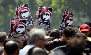 Des manifestants brandissant des portraits de Clément Méric, mort dans une rixe en juin 2013 à Paris