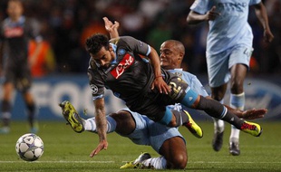 Vincent Kompany (en bleu) de Manchester City tacle Lavezzi de Naples, le 14 septembre 2011