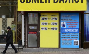 Un homme passe devant un bureau de change à Donetsk le 1er mars 2015