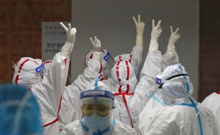 Une équipe de soignants dans un hôpital de Wuhan, le 16 mars 2020.