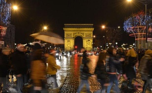 Malgré le froid, le vent, la pluie et de nombreuses restrictions, ils étaient des milliers, lundi soir, à affluer sur les Champs Elysées pour célébrer l'arrivée de la nouvelle année.