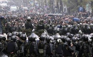 Les manifestants, ainsi que leurs tentes, avaient été délogés au début de la matinée de l'artère centrale de la ville, l'avenue Roustaveli. Revenus en force, ils ont rompu un cordon de police, qui a commencé à les frapper à coups de matraque. Les opposants ont alors riposté en jetant pierres, bouteilles et bâtons.