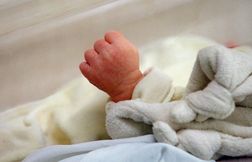 Une mère reconnaît avoir jeté son bébé dans un conteneur poubelle